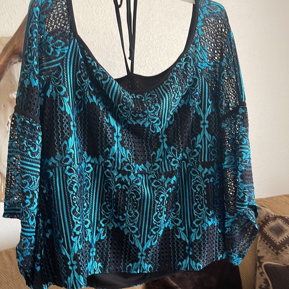 Gorgeous Off the Shoulder Top - Picture 4 of 5